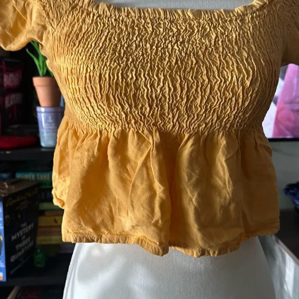 Style Envy Size Medium Mustard yellow cropped blouse